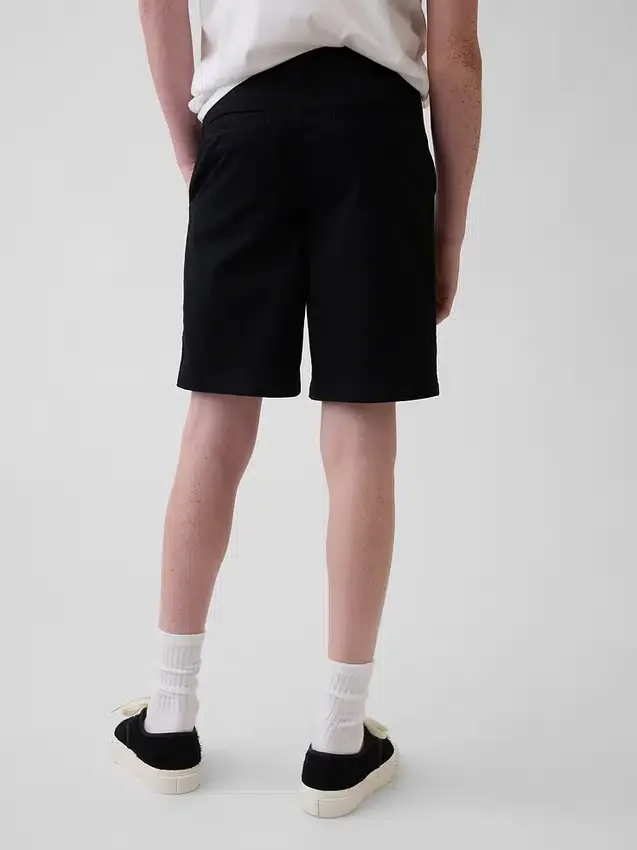Moderna uniformshorts i khaki för barn