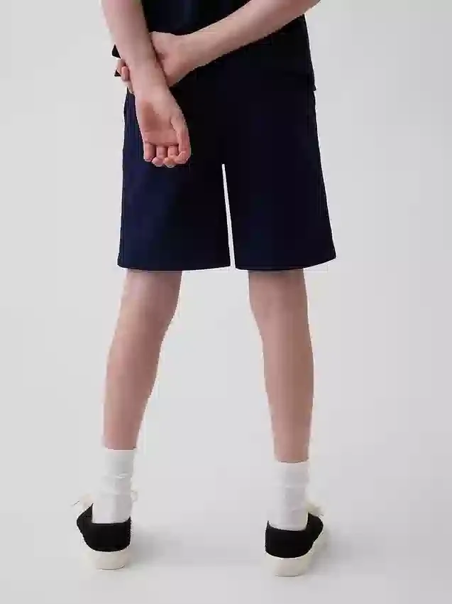 Moderna uniformshorts i khaki för barn