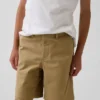 Moderna uniformshorts i khaki för barn