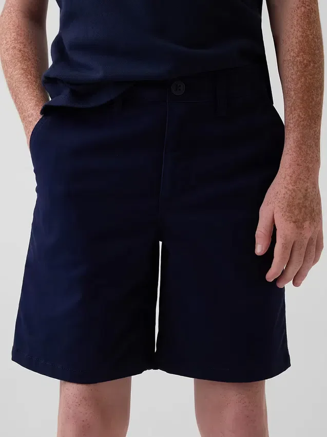 Moderna uniformshorts i khaki för barn