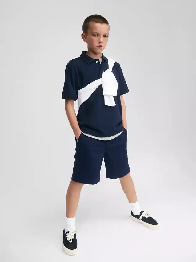 Moderna uniformshorts i khaki för barn