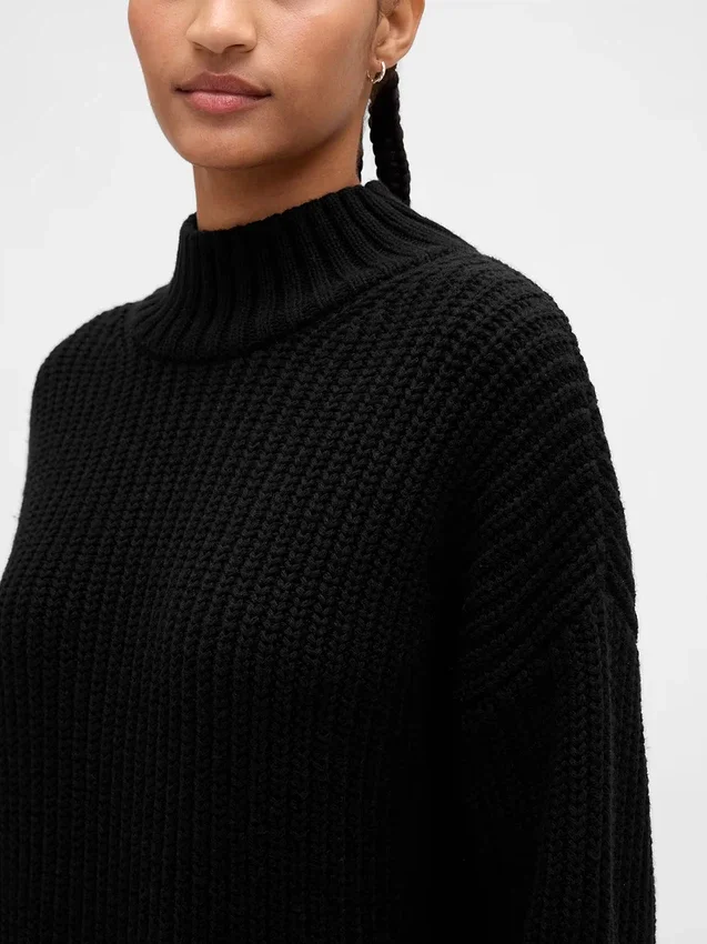 Oversized miniklänning i tröjstil med hög hals