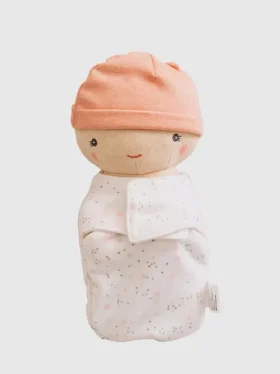 Paket med babydocka och kaka