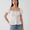 Peplum-top med fyrkantig halsringning och spetskant