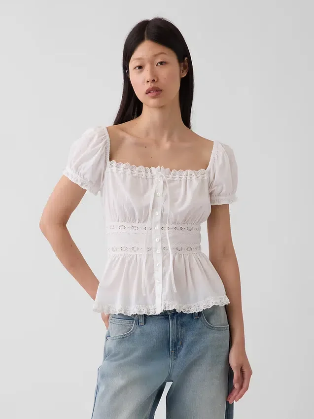 Peplum-top med fyrkantig halsringning och spetskant