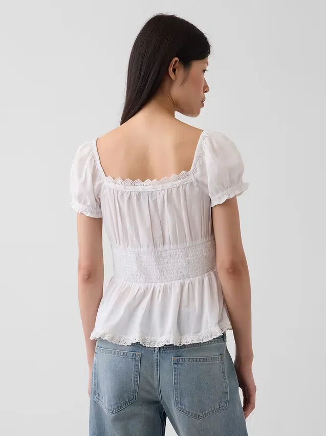 Peplum-top med fyrkantig halsringning och spetskant