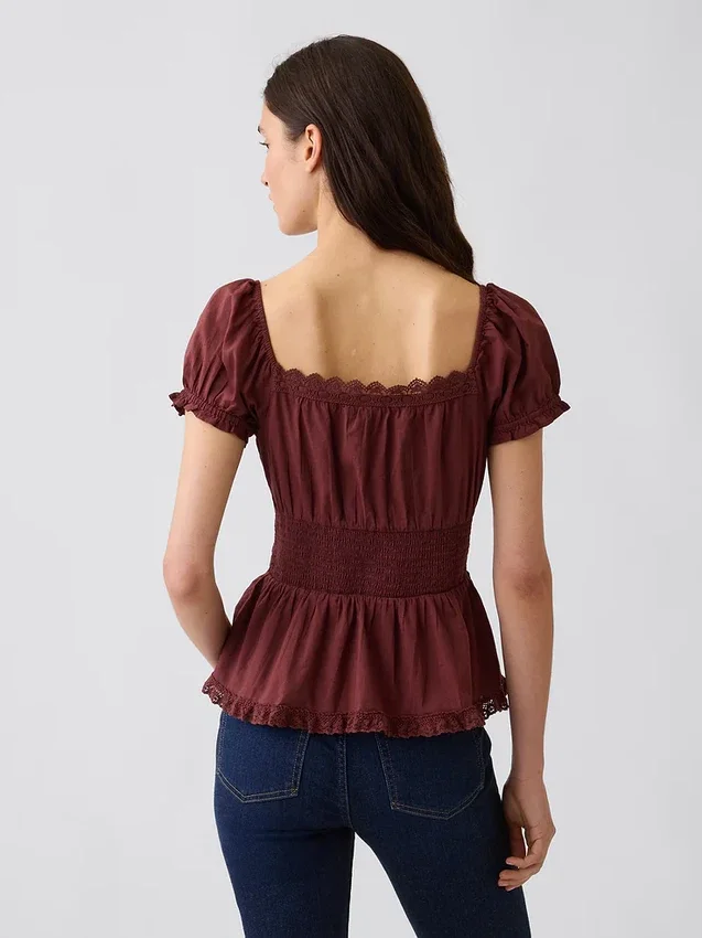 Peplum-top med fyrkantig halsringning och spetskant