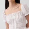 Peplum-top med fyrkantig halsringning och spetskant