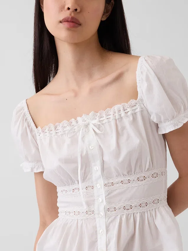 Peplum-top med fyrkantig halsringning och spetskant