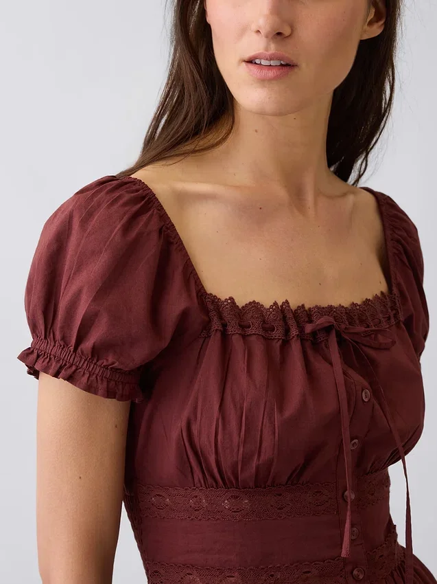 Peplum-top med fyrkantig halsringning och spetskant