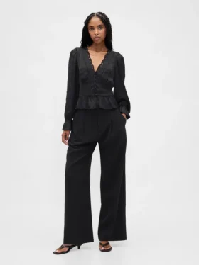 Peplum-top med V-ringning och hålbroderi