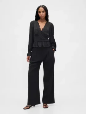 Peplum-top med V-ringning och hålbroderi