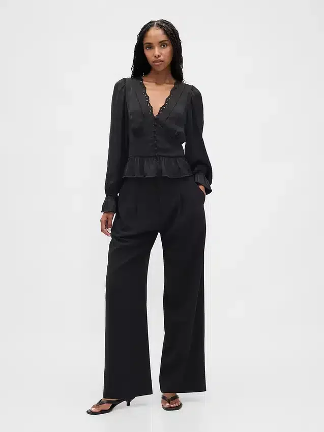 Peplum-top med V-ringning och hålbroderi