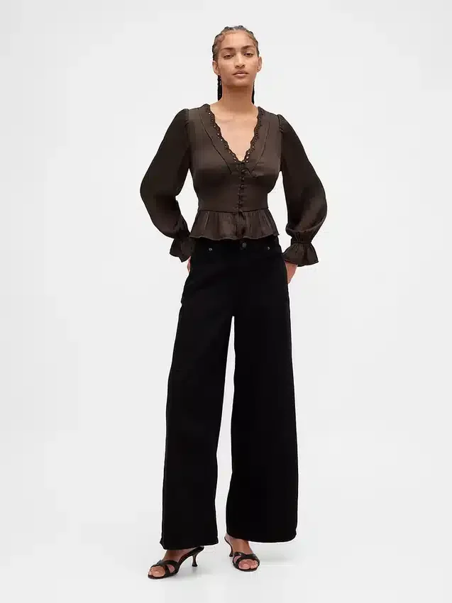 Peplum-top med V-ringning och hålbroderi