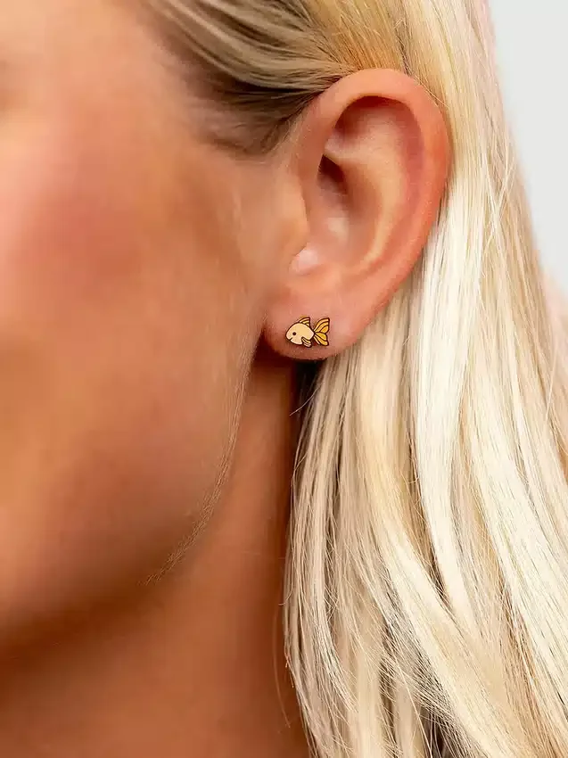 Pierced Co guldfiskörhängen med skruvstängning