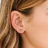 Pierced Co små klassiska örhängen med skruvstängning i form av en blomma