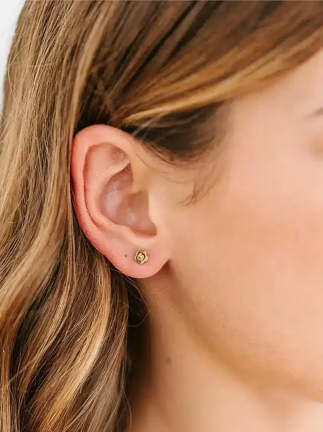 Pierced Co små klassiska örhängen med skruvstängning i form av en blomma