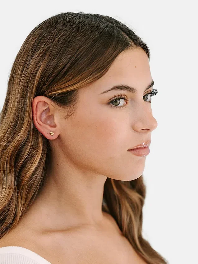 Pierced Co små klassiska örhängen med skruvstängning i form av en blomma