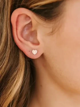 Pierced Co små örhängen med skruvstängning i form av ett persikofärgat hjärta