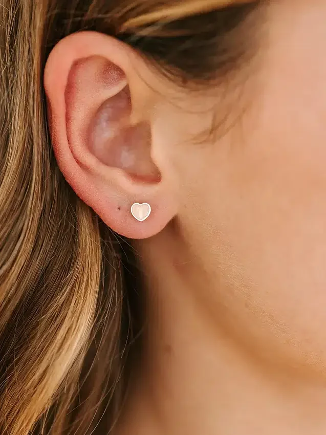 Pierced Co små örhängen med skruvstängning i form av ett persikofärgat hjärta