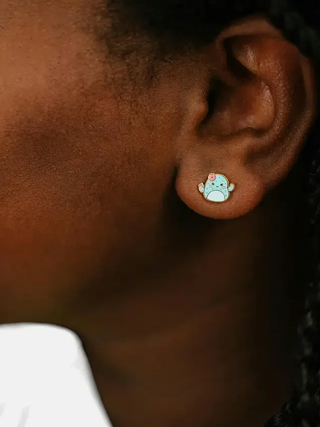 Pierced Co Squishmallows Graciela örhängen med skruvfäste
