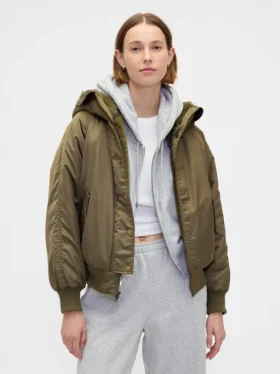 Praktisk jacka med huva och fuskpälsfoder