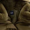 Praktisk jacka med huva och fuskpälsfoder