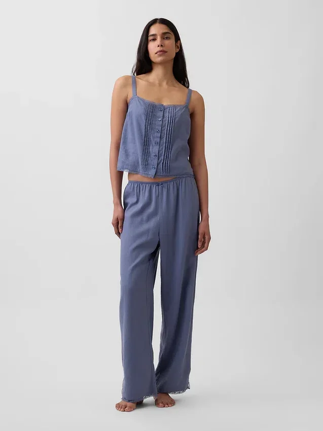 Pyjamasbyxor i linneblandning med spetskant