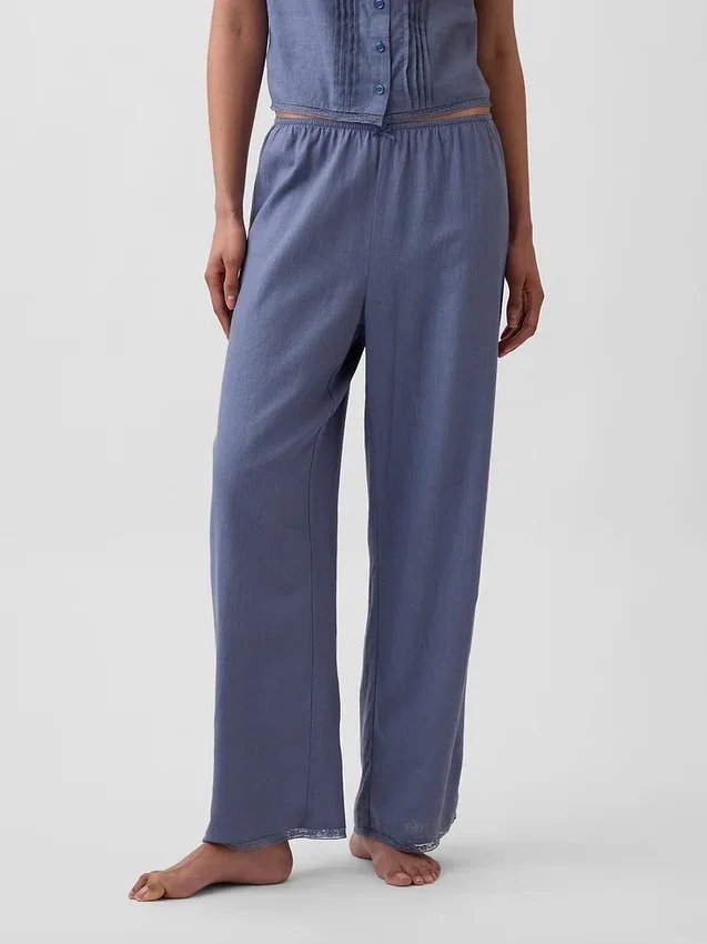 Pyjamasbyxor i linneblandning med spetskant