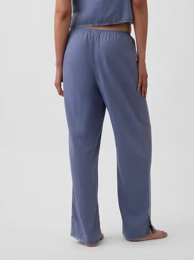 Pyjamasbyxor i linneblandning med spetskant