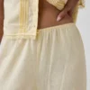 Pyjamasbyxor i linneblandning med spetskant