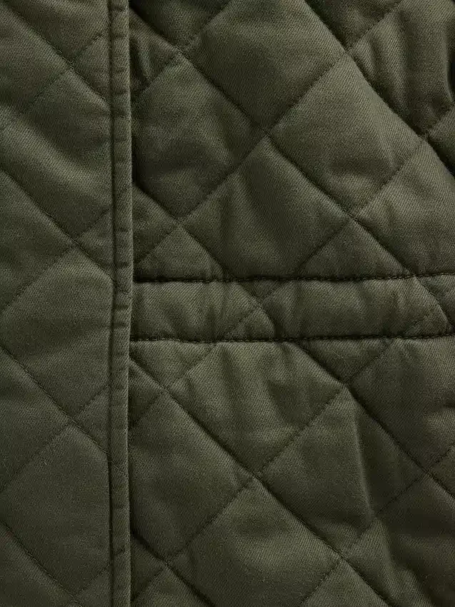 Quiltad fältjacka med dragsko