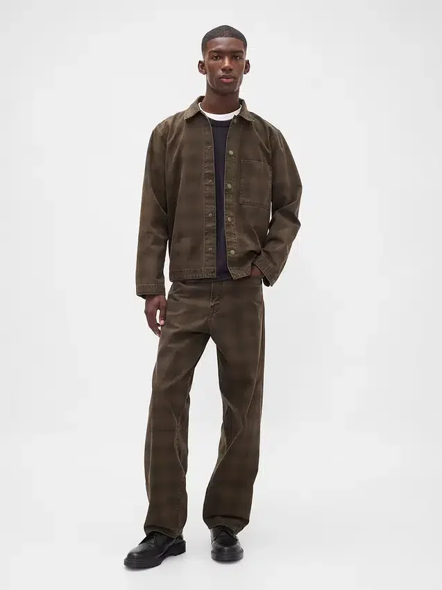 Rutiga, baggy Jeans i canvas