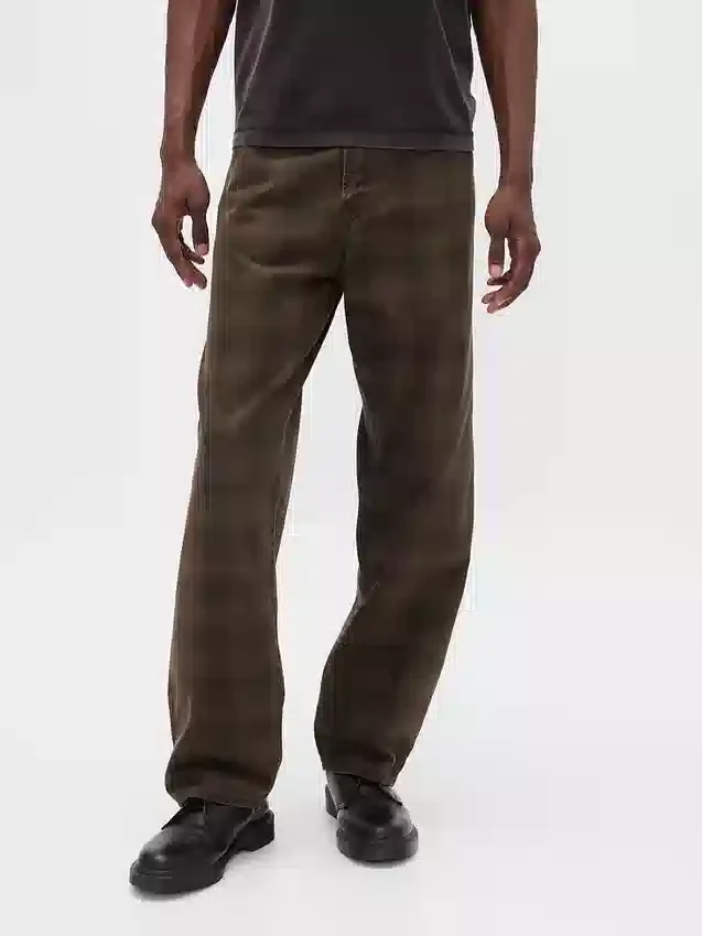 Rutiga, baggy Jeans i canvas