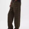Rutiga, baggy Jeans i canvas