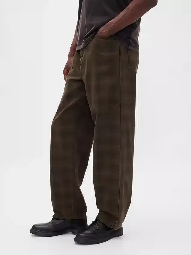 Rutiga, baggy Jeans i canvas