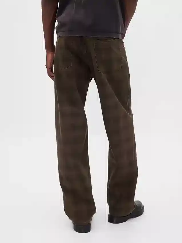 Rutiga, baggy Jeans i canvas
