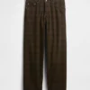Rutiga, baggy Jeans i canvas