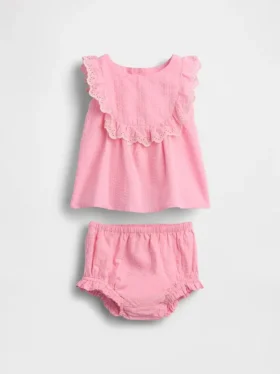 Set med babykläder med hålbroderi och volanger
