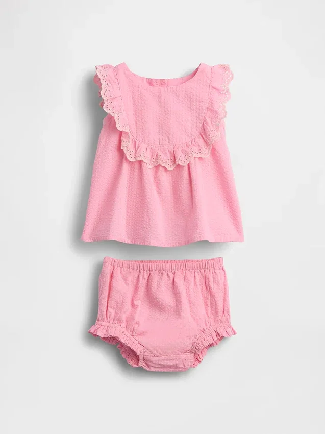 Set med babykläder med hålbroderi och volanger