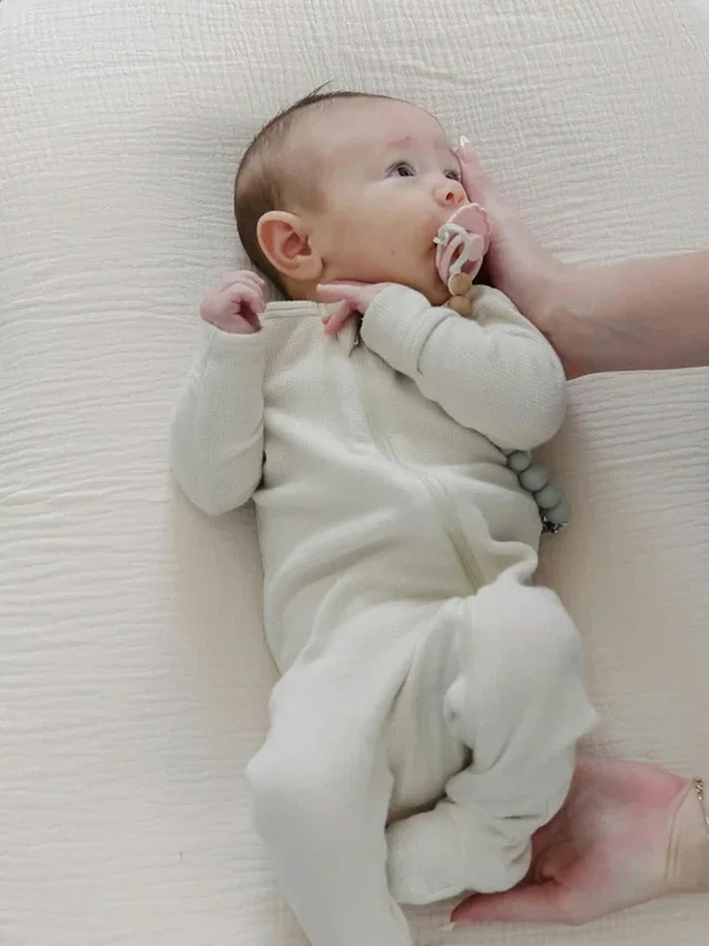 Snuggle Me Lounger Curve-överdrag i muslin