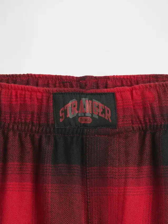 Stranger Things barnpyjamasbyxor i återvunnen flanell