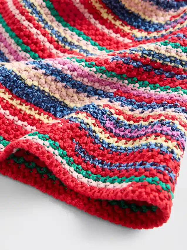 Strickad randig buckethat