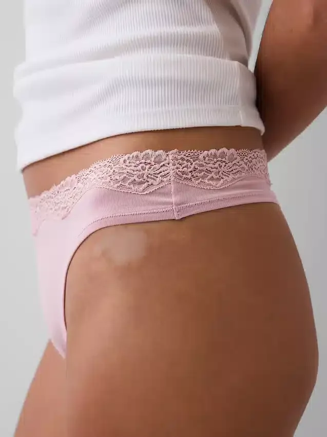 Stringtrosa i ekologisk stretchbomull med spetskant
