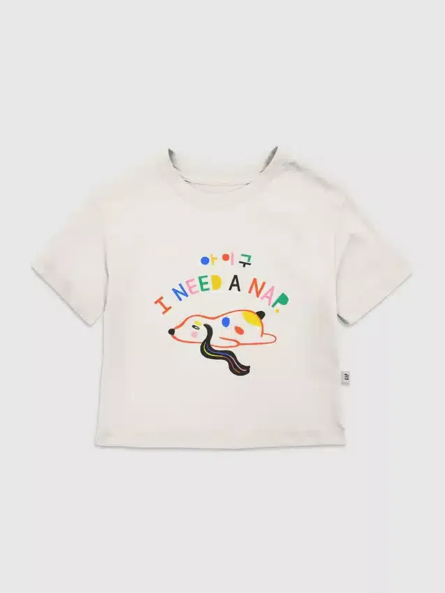 T-shirt för småbarn med motiv av en sömnig valp