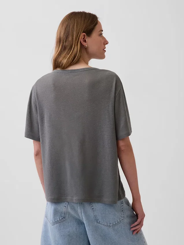 T-shirt i linneblandning med avslappnad passform och V-ringning