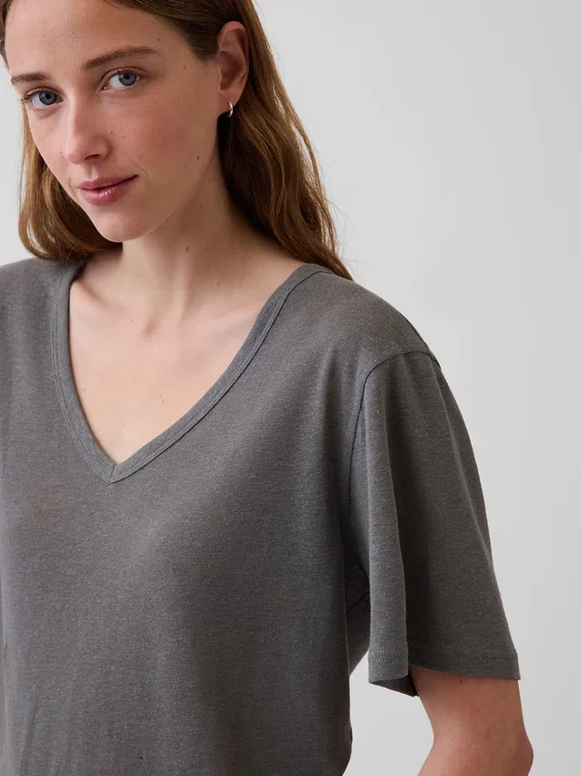 T-shirt i linneblandning med avslappnad passform och V-ringning