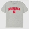 T-shirt med mörk grafisk bild av University of Nebraskas Arch Logo