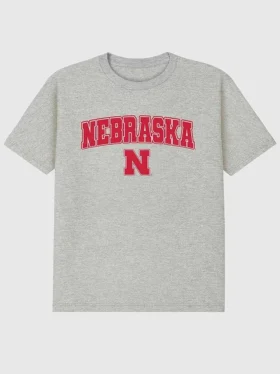 T-shirt med mörk grafisk bild av University of Nebraskas Arch Logo