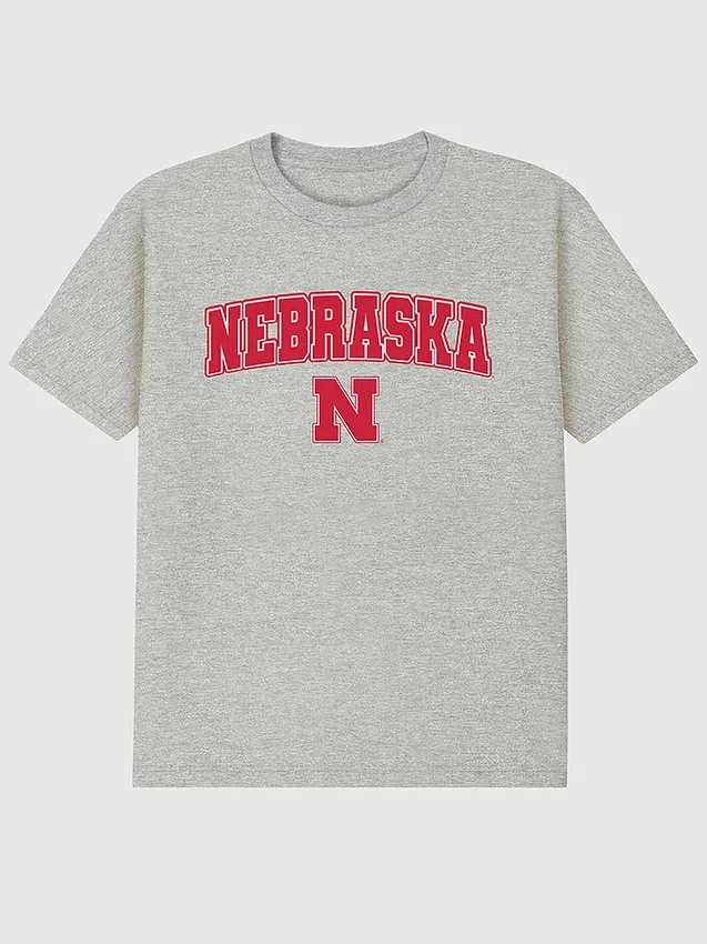 T-shirt med mörk grafisk bild av University of Nebraskas Arch Logo